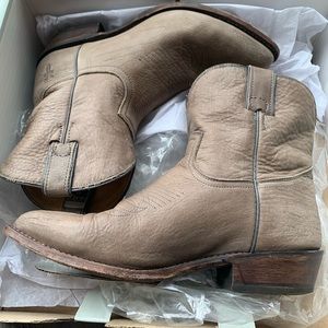 Frye Billy Short Boot in Grey sz 9